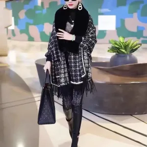 Poncho pull à manches chauve-souris rayée d'hiver, poncho chaud noir et blanc, cappa tricotée pour femmes, cardigan en velours de vison avec fausse fourrure, manteau avec poche.